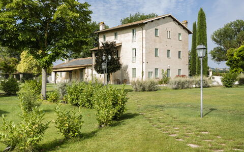 Villa Papiano: Fabriek, Gebouw, Lucht, Venster, Wolk, Boom, Natuur, Natuurlijk Landschap, Vegetation, Land Lot