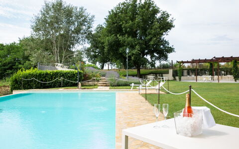 Villa Papiano: Water, Lucht, Fabriek, Eigendom, Boom, Wolk, Buitenmeubels, Zwembad, Land Lot, Schaduw