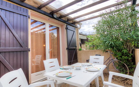Port Sud: Eigendom, Gebouw, Kamer, Huis, Onroerend Goed, Interieur Ontwerp, Huis, Meubilair, Dak, Ontwerp