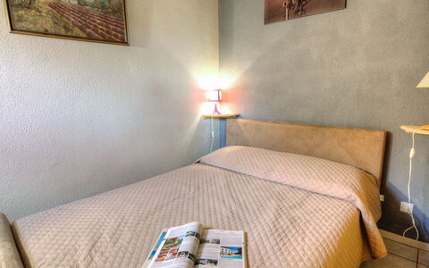 Port Sud: Kamer, Slaapkamer, Bed, Meubilair, Eigendom, Interieur Ontwerp, Muur, Comfort, Verdieping, Laken