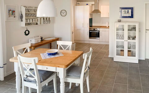 Rose: Tafel, Meubilair, Hout, Cabinetry, Verlichting, Flooring, Stoel, Architectuur, Verdieping, Keuken
