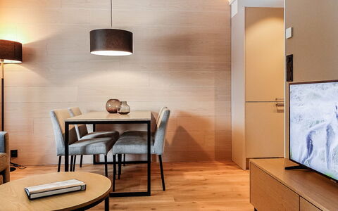 Levin Kunkku B5: Meubilair, Interieur Ontwerp, Flooring, Verdieping, Muur, Hout, Kamer, Verlichting, Plafond, Tafel