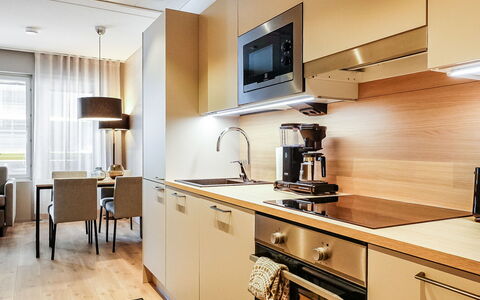 Levin Kunkku B5: Interieur Ontwerp, Countertop, Meubilair, Flooring, Cabinetry, Keuken, Hout, Toestel Van De Keuken, Verdieping, Lichte Inrichting