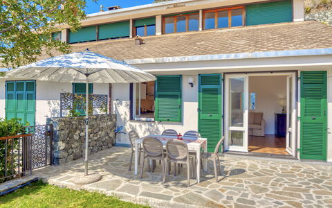 Marlà - Levanto: Gebouw, Eigendom, Fabriek, Venster, Meubilair, Deur, Azure, Schaduw, Stoel, Huis