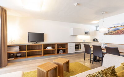 Superior & Pool 190.5: Meubilair, Tafel, Gebouw, Televisie, Hout, Flooring, Interieur Ontwerp, Verdieping, Stellingen, Woonkamer