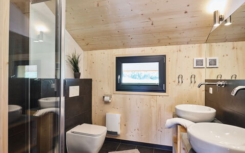 Steinach am Brenner 130: Eigendom, Kraan, Spiegel, Loodgieterswerkinrichting, Wastafel, Wastafel In De Badkamer, Badkamer, Comfort, Verlichting, Interieur Ontwerp