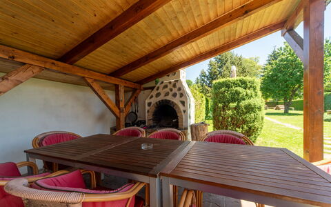 Sudoměřice: Hout, Meubilair, Buitenmeubels, Schaduw, Veranda, Beits, Tuin, Stoel, Outdoor Structuur, Buitentafel