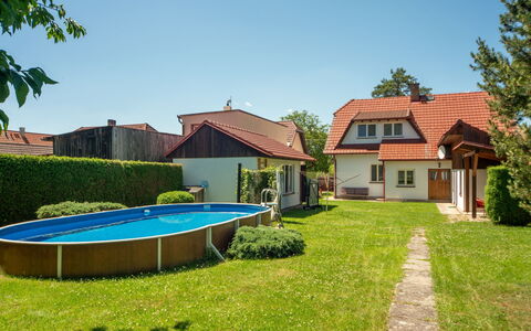 Sudoměřice: Huis, Dak, Huis, Woongebied, Verblijf, Tuin, Gazon, Backyard, Landgoed, Schaduw