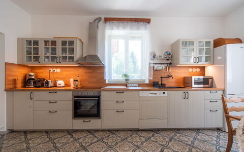 Sudoměřice: Keuken, Toestel Van De Keuken, Cabinetry, Countertop, Meubilair, Major Appliance, Interieur Ontwerp, Flooring, Lade, Hout
