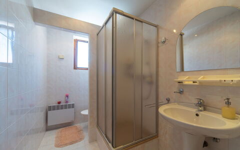 Sudoměřice: Flooring, Loodgieterswerkinrichting, Interieur Ontwerp, Verdieping, Wastafel In De Badkamer, Badkamer, Muur, Wastafel, Plafond, Kraan