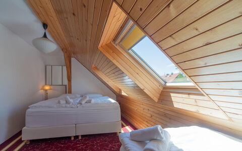 Sudoměřice: Hout, Verdieping, Flooring, Beits, Slaapkamer, Hardwood, Bedding, Laken, Bed, Hoofdkussen