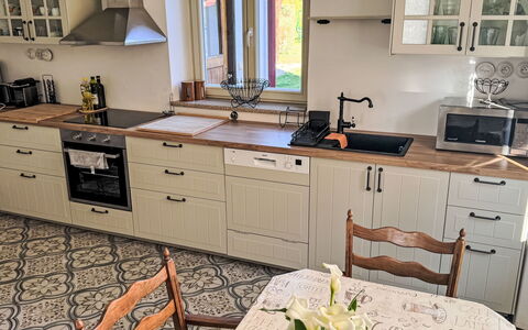 Sudoměřice: Keuken, Cabinetry, Flooring, Countertop, Hout, Toestel Van De Keuken, Meubilair, Lade, Interieur Ontwerp, Major Appliance