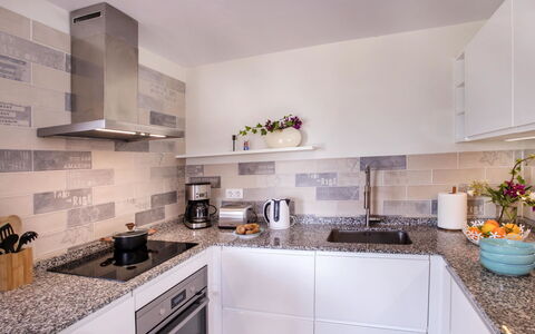 Villa El Camino: Countertop, Cabinetry, Keuken, Wastafel, Toestel Van De Keuken, Fornuis, Huishoudapparatuur, Gebouw, Interieur Ontwerp, Uitlaatpijp