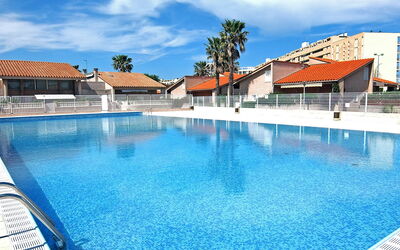 Saint Cyprien 560: Water, Wolk, Lucht, Dag, Eigendom, Zwembad, Gebouw, Blauw, Azure, Huis