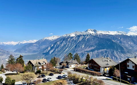 Lisière-Sud a 17: Lucht, Berg, Sneeuw, Gebouw, Natuurlijk Landschap, Huis, Hoogland, Helling, Fabriek, Bergachtig Landvormen