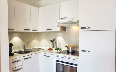 Casa Stella App. 2 724.2: Toestel Van De Keuken, Keuken, Countertop, Major Appliance, Cabinetry, Hout, Fornuis, Huishoudapparatuur, Interieur Ontwerp, Fornuis