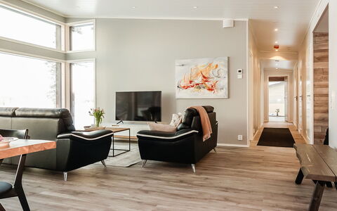 Villa Kallas: Houten Vloer, Flooring, Interieur Ontwerp, Verdieping, Meubilair, Hout, Laminaatvloer, Woonkamer, Bankstel, Plafond