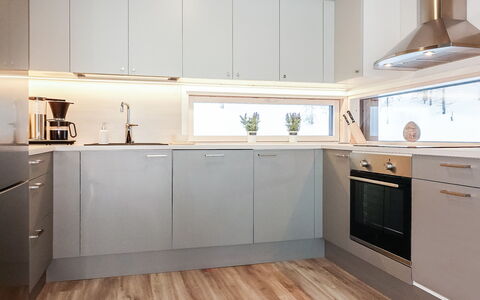 Villa Kallas: Flooring, Toestel Van De Keuken, Keuken, Interieur Ontwerp, Countertop, Hout, Major Appliance, Cabinetry, Plafond, Verdieping