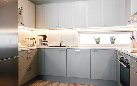 Villa Kallas: Keuken, Toestel Van De Keuken, Countertop, Cabinetry, Interieur Ontwerp, Flooring, Major Appliance, Hout, Meubilair, Lichte Inrichting