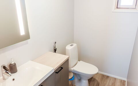 Villa Kallas: Wc Bril, Loodgieterswerkinrichting, Flooring, Badkamer, Verdieping, Toilet, Interieur Ontwerp, Wastafel In De Badkamer, Wastafel, Badkamerkast