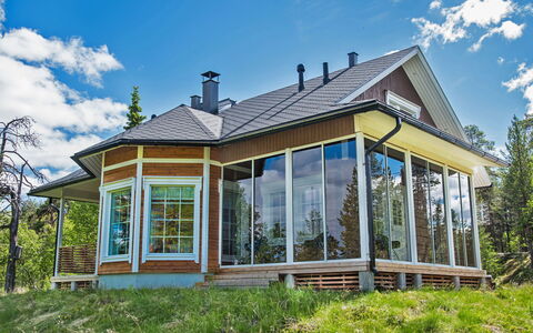 Villa Tunturisopuli: Meubilair, Stoel, Buitenmeubels, Tafel, Hout, Buitentafel, Keuken En Eettafel, Schaduw, Tuin, Paraplu