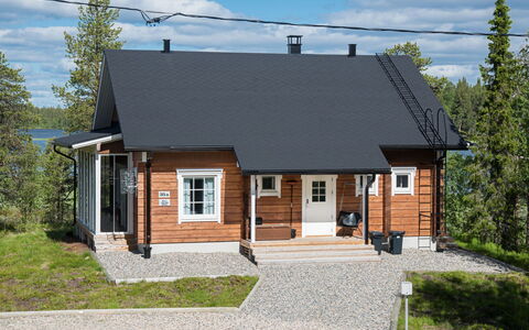Villa Tunturisopuli: Meubilair, Stoel, Buitenmeubels, Tafel, Hout, Buitentafel, Keuken En Eettafel, Schaduw, Tuin, Paraplu