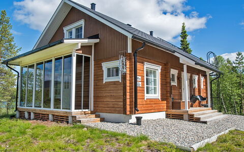 Villa Tunturisopuli: Meubilair, Stoel, Buitenmeubels, Tafel, Hout, Buitentafel, Keuken En Eettafel, Schaduw, Tuin, Paraplu