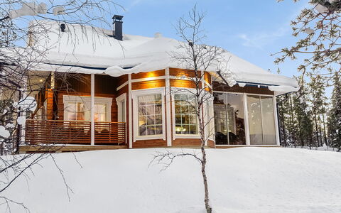 Villa Tunturisopuli: Meubilair, Stoel, Buitenmeubels, Tafel, Hout, Buitentafel, Keuken En Eettafel, Schaduw, Tuin, Paraplu