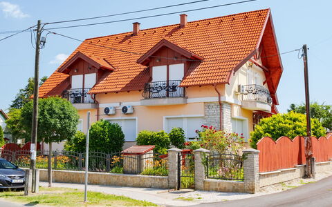 Balatonbereny 600: Gebouw, Venster, Huis, Woongebied, Huis, Facade, Dak, Buurt, Architectuur, Menselijke Nederzetting