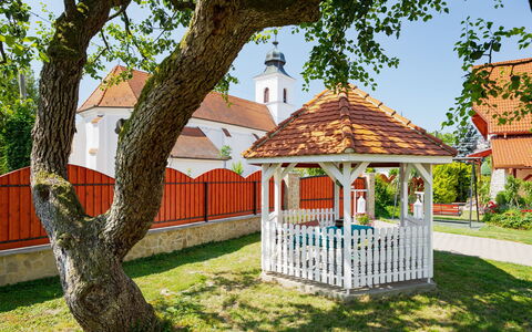 Balatonbereny 600: Huis, Dak, Tuin, Werf, Gazon, Landscaping, Hacienda, Oprit, Backyard, Villa