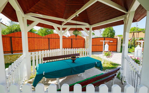 Balatonbereny 600: Outdoor Structuur, Schaduw, Veranda, Tuin, Prieel, Paviljoen, Backyard, Canopy, Werf, Eco Hotel