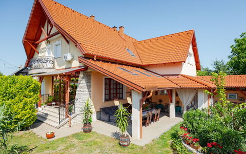 Balatonbereny 600: Gebouw, Huis, Dak, Huis, Woongebied, Facade, Architectuur, Verblijf, Deur, Luifel