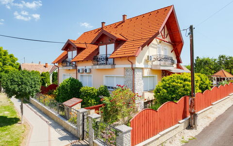 Balatonbereny 600: Gebouw, Woongebied, Huis, Huis, Facade, Buurt, Architectuur, Dak,  Dorf\, Menselijke Nederzetting