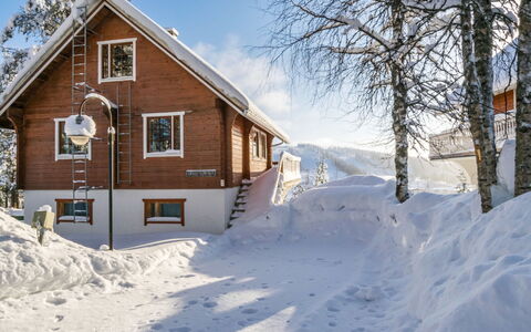 Alppikylä 3A: Meubilair, Stoel, Buitenmeubels, Tafel, Hout, Buitentafel, Keuken En Eettafel, Schaduw, Tuin, Paraplu