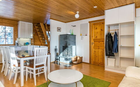 Alppikylä 3A: Meubilair, Stoel, Buitenmeubels, Tafel, Hout, Buitentafel, Keuken En Eettafel, Schaduw, Tuin, Paraplu