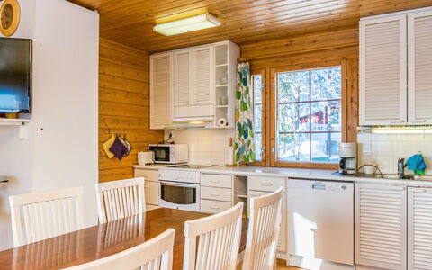 Alppikylä 3A: Meubilair, Stoel, Buitenmeubels, Tafel, Hout, Buitentafel, Keuken En Eettafel, Schaduw, Tuin, Paraplu