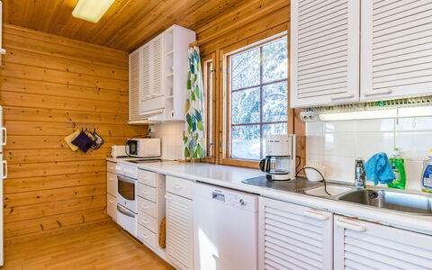 Alppikylä 3A: Meubilair, Stoel, Buitenmeubels, Tafel, Hout, Buitentafel, Keuken En Eettafel, Schaduw, Tuin, Paraplu