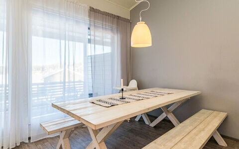 Skivillas 78 Ukkohalla (1): Meubilair, Stoel, Buitenmeubels, Tafel, Hout, Buitentafel, Keuken En Eettafel, Schaduw, Tuin, Paraplu