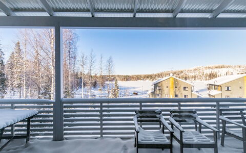 Skivillas 78 Ukkohalla (1): Meubilair, Stoel, Buitenmeubels, Tafel, Hout, Buitentafel, Keuken En Eettafel, Schaduw, Tuin, Paraplu