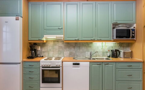 Karhunpesä B: Meubilair, Stoel, Buitenmeubels, Tafel, Hout, Buitentafel, Keuken En Eettafel, Schaduw, Tuin, Paraplu