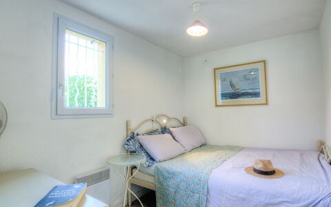 Saint Cyprien 770: Slaapkamer, Kamer, Bed, Meubilair, Eigendom, Laken, Bed Frame, Bedding, Verdieping, Onroerend Goed