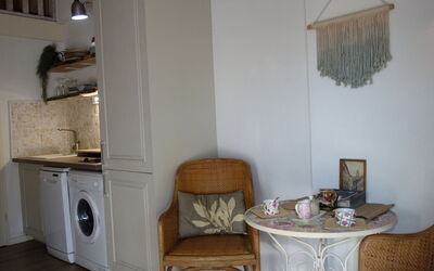 Les Marines du Roussillon 770.7: Meubilair, Gebouw, Tafel, Hout, Woonkamer, Interieur Ontwerp, Stoel, Cabinetry, Verdieping, Flooring