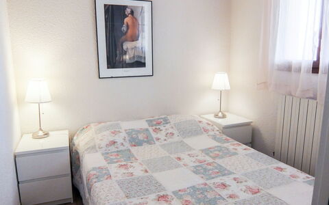 Les Catalanes du Golf: Slaapkamer, Bed, Kamer, Eigendom, Meubilair, Laken, Bed Frame, Bedding, Matras, Verdieping