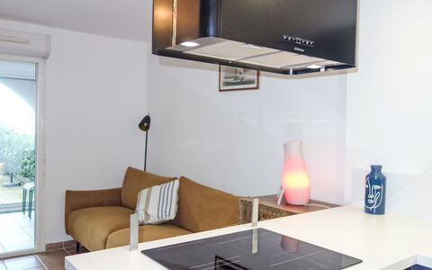 Catalona: Tafel, Eigendom, Meubilair, Bankstel, Comfort, Interieur Ontwerp, Verlichting, Woonkamer, Hout, Rechthoek