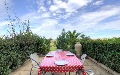 Catalona: Eigendom, Lucht, Onroerend Goed, Huis, Vakantie, Gebouw, Tafel, Meubilair, Zomer, Boom