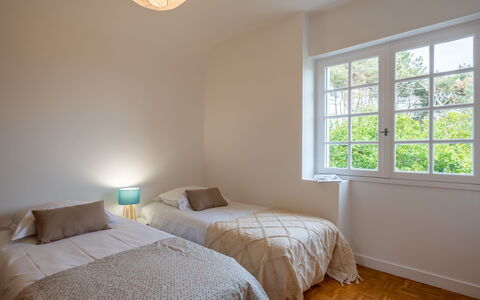 Le Moulin: Eigendom, Meubilair, Venster, Licht, Comfort, Azure, Hout, Verlichting, Schaduw