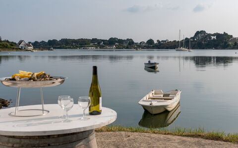 Le Moulin: Water, Wolk, Lucht, Boot, Watervoorraden, Watercraft, Fles, Meer, Fabriek, Voertuig