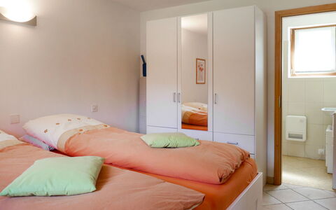 Cà Bias: Meubilair, Comfort, Gebouw, Azure, Textiel, Hout, Deur, Oranje, Bed Frame, Bed
