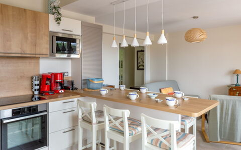 Les Palmiers: Meubilair, Eigendom, Tafel, Cabinetry, Hout, Countertop, Verlichting, Interieur Ontwerp, Flooring, Verdieping
