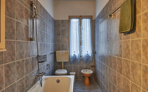 Porlezza 84: Loodgieterswerkinrichting, Bad, Eigendom, Kraan, Badkamer, Gebouw, Hout, Interieur Ontwerp, Purper